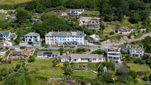 An aerial view of a coastal residential area with houses, green spaces, and a beach. - Stunning  villa for 6 guests with WIFI, TV and pets allowed (Saltash)