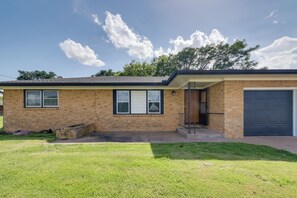 House (3 Bedrooms) | Interior - 5 Mi to Zoo: Family Retreat in Wichita! (Wichita)