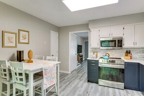 House (3 Bedrooms) | Interior - Near Arrowhead Stadium: Walkable Overland Park Gem (Overland Park)