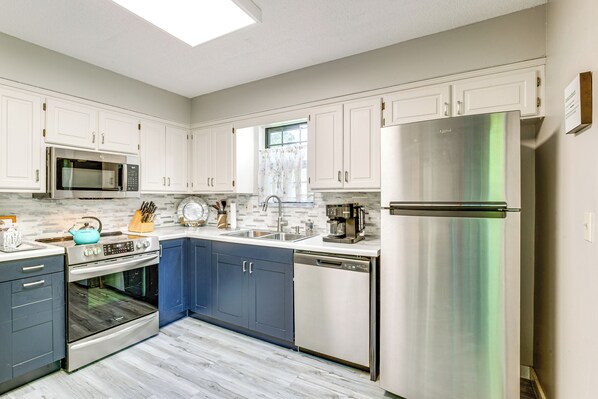 House (3 Bedrooms) | Interior - Near Arrowhead Stadium: Walkable Overland Park Gem (Overland Park)