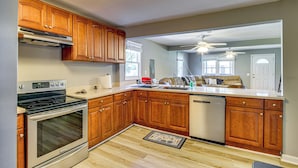 Una cocina moderna con armarios de madera, electrodomésticos de acero inoxidable y una isla grande.
