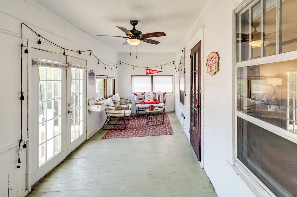 1 Mi to Unl: Group Getaway w/ Game Area - Walton, NE