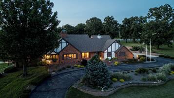 House (5 Bedrooms) | Interior