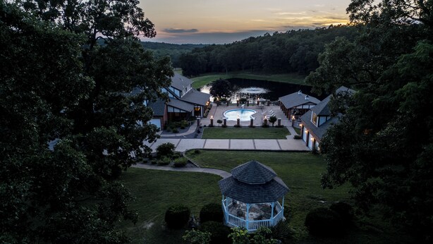 A resort with a central pool, multiple guest houses, and a gazebo. - Pool, Lake & Patio: Sweeping De Soto Estate (De Soto)