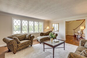 House (5 Bedrooms) | Interior