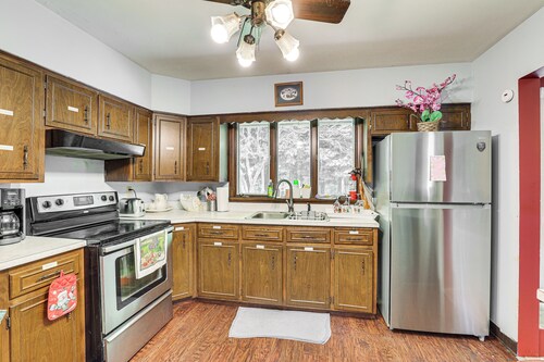 Pet-friendly Grove City Home w/ Lake on 19 Acres!