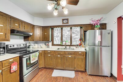 Pet-friendly Grove City Home w/ Lake on 19 Acres!