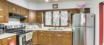 Pet-friendly Grove City Home w/ Lake on 19 Acres!