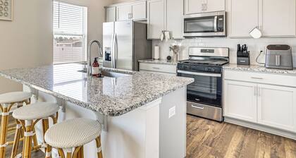 Pool Access, 2 Mi to Main St: Fountain Inn Home!