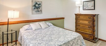 Spacious Rock Springs Stay Near Shops & Dining!