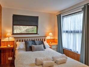 3 bedrooms, travel cot, free WiFi, bed sheets