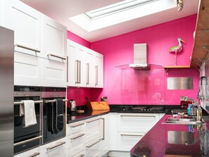 Micro-ondas, fogão, lava-louças