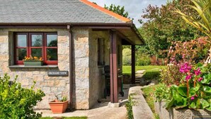 A stone building with a sign reading "Orchard View." - Beautiful  villa for 2 people with WIFI (Leedstown)
