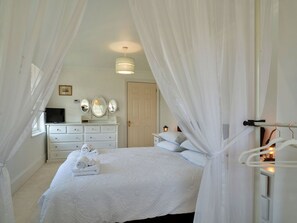 2 bedrooms, travel crib, free WiFi, bed sheets