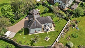 An aerial view of a residential area with houses, a driveway, and a small garden area. - Wonderful  villa for 4 guests with WIFI and terrace (Cawsand)