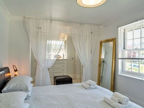 2 bedrooms, travel cot, free WiFi, bed sheets