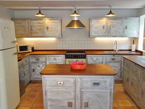 Micro-ondes, four, lave-vaisselle, grille-pain