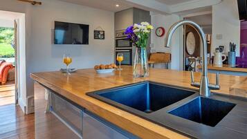 Micro-ondes, four, lave-vaisselle, chaise haute