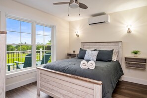 2 bedrooms, iron/ironing board, WiFi, bed sheets - Fire Pit | Hot Tub | Sauna| Near Wineries | Sleeps 4 (Canandaigua)