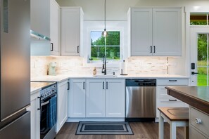 冷蔵庫、電子レ ンジ、オーブン、コンロ