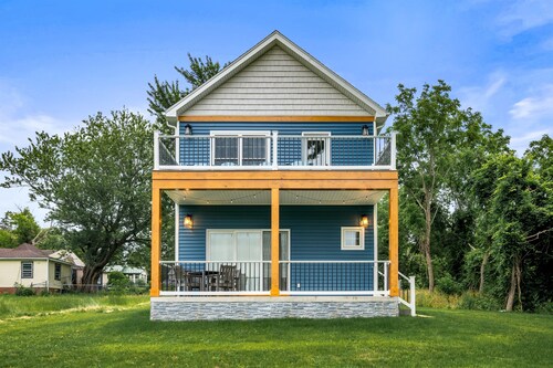 Fire Pit | Hot Tub | Sauna| Near Wineries | Sleeps 4