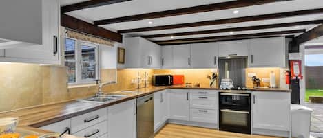 Microondas, horno y lavavajillas