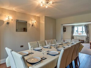 Dining - Beautiful  villa for 12 guests with hot tub, WIFI, terrace and pets allowed (Burnham-on-sea)