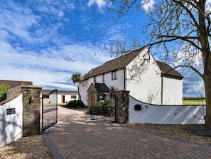 Exterior - Beautiful  villa for 12 guests with hot tub, WIFI, terrace and pets allowed (Burnham-on-sea)