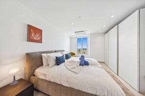 2 bedrooms, travel cot, free WiFi, bed sheets - Bright & Modern 2BR Condo by Eagle Beach (Noord)