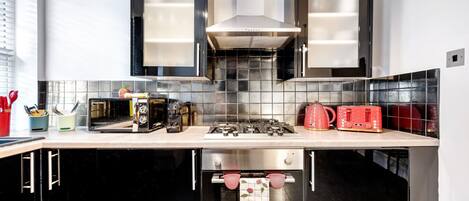 Frigorifero, microonde, forno, piano cottura