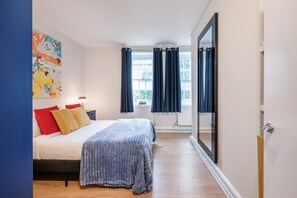 2 bedrooms, iron/ironing board, travel cot, free WiFi - In the heart of Theatreland 2 bedroom (Greater London)