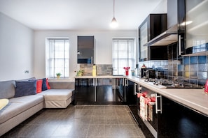 Réfrigérateur, four à micro-ondes, un four, surface de cuisson