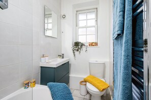 Een haardroger, handdoeken