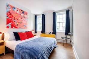 2 chambres, fer et planche à repasser, lit de bébé portatif