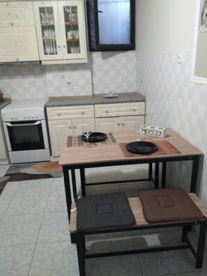 Private kitchen - cozy house near the beach (Artemida)