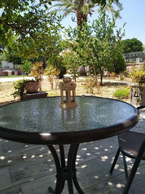 Outdoor dining - cozy house near the beach (Artemida)