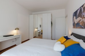 Apartamento Confort, balcón | Espacio para trabajar con un portátil y tabla de planchar con plancha
