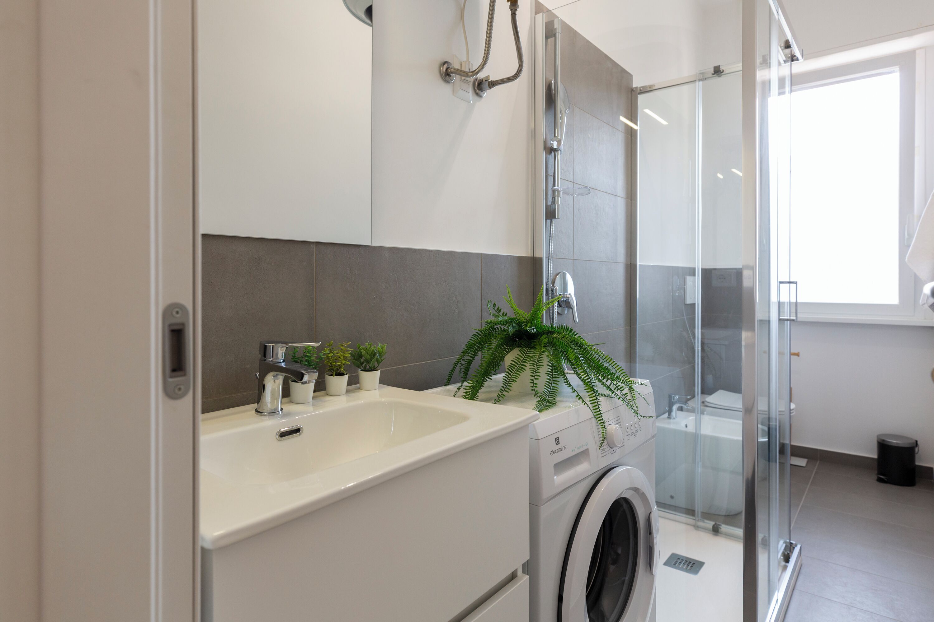 Comfort Apartment, Balcony | Bathroom | Shower, free toiletries, hair dryer, towels