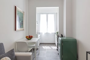 Apartamento Confort, balcón | Zona de estar | Smart TV de 32 pulgadas con canales digitales
