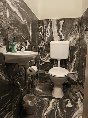 Handtücher, Seife, Toilettenpapier