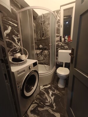 Handtücher, Seife, Toilettenpapier