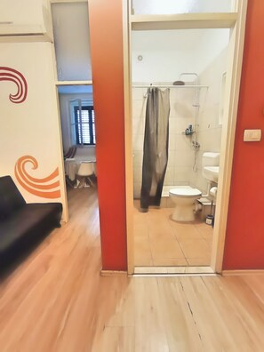 مناشف، صابون، ورق حمّام