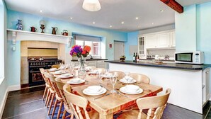 A spacious kitchen with a dining area set for six. - Wonderful  villa for 14 guests with WIFI and pets allowed (Dartmouth)