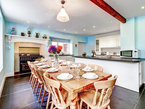 Dining - Beautiful  villa for 14 people with WIFI and pets allowed (Dartmouth)