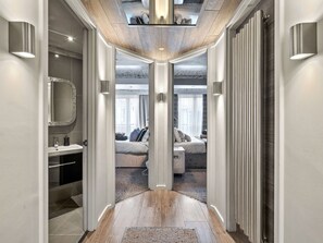 3 室のベッドルーム、WiFi (無料)、ベッドシーツ