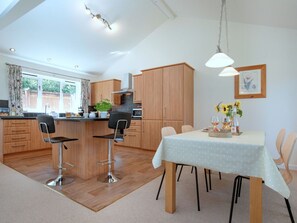 Dining - Wonderful villa for 4 people with WIFI, pool (Kingsteignton)