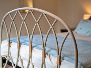 2 bedrooms, travel crib, free WiFi, bed sheets