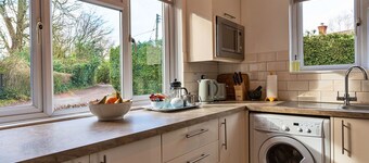 Beautiful villa for 4 guests with WIFI, pets allowed and parking