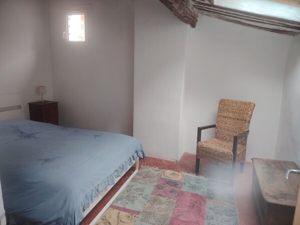 1 bedroom, bed sheets