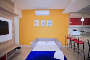 Family Apartment | Egyptian cotton sheets, premium bedding, blackout curtains, free WiFi